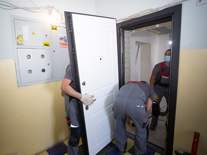 Как заменить входную дверь в квартире — инструкция и советы